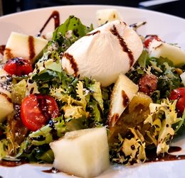 SAŁATA Z BURRATĄ I BAZYLIOWYM PESTO